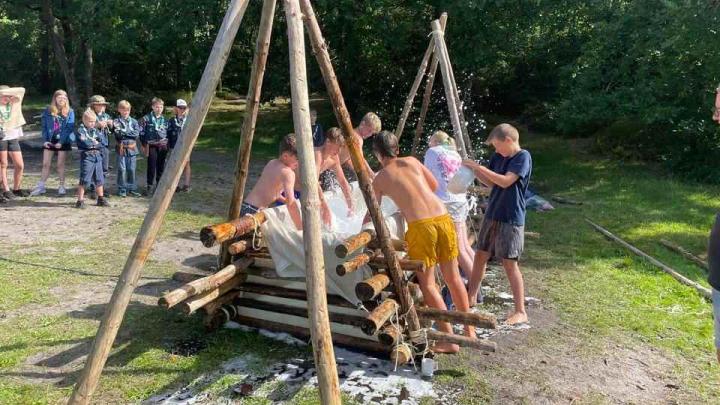 Troppen finder Stærkodders sværd i åen